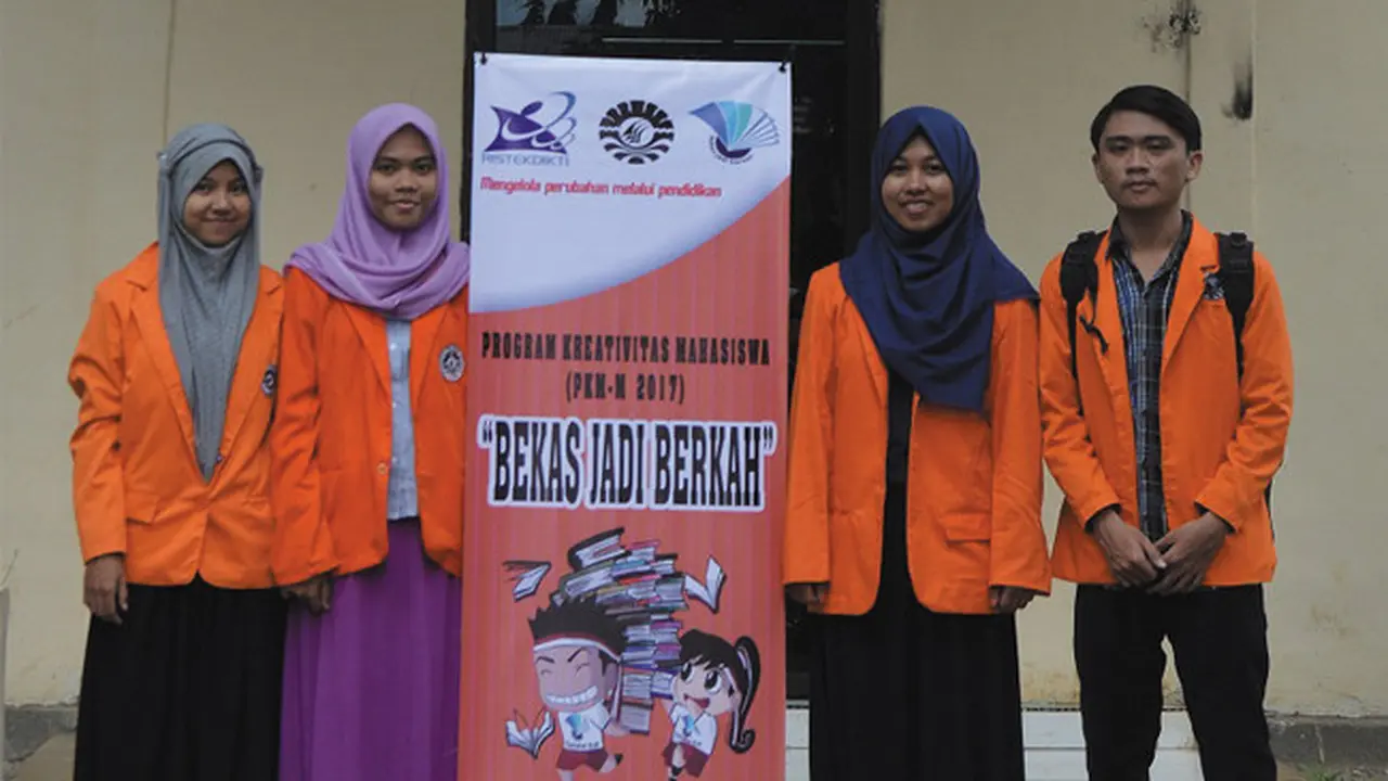 Peduli Minat Baca, Mahasiswa UNM Berbagi Buku ke Pelosok NKRI