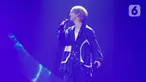 Penampilan penyanyi K-Pop Yesung saat menggelar konser tunggal di Jakarta, Jumat (10/11/2023). (Liputan6.com/Herman Zakharia)