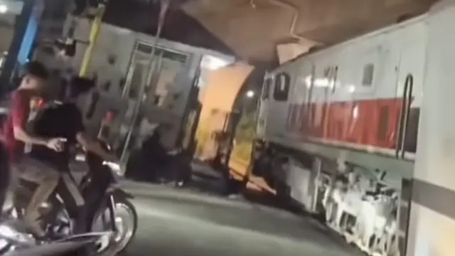 Detik-Detik KA Putri Deli Berhenti Mendadak di Jalan Sisingamangaraja Medan, KAI Sumut Beberkan Penyebabnya