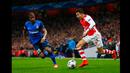 Penyerang Arsenal, Alexis Sanchez berusaha membawa bola melewati pemain AS Monaco di laga 16 besar Liga Champions di Emirates Stadium, London, (25/2/2015). AS Monaco unggul 3-1 atas Arsenal. ( Reuters/Eddie Keogh)