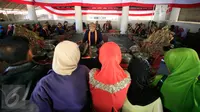 Pengunjung menyaksikan sejumlah abdi dalem memainkan gamelan  sekaten di Bangsal Masjid Agung Kraton Surakarta, (21/12). Acara ini dalam rangka menyambut peringatan hari lahir Nabi Muhammad SAW. (Boy Harjanto)