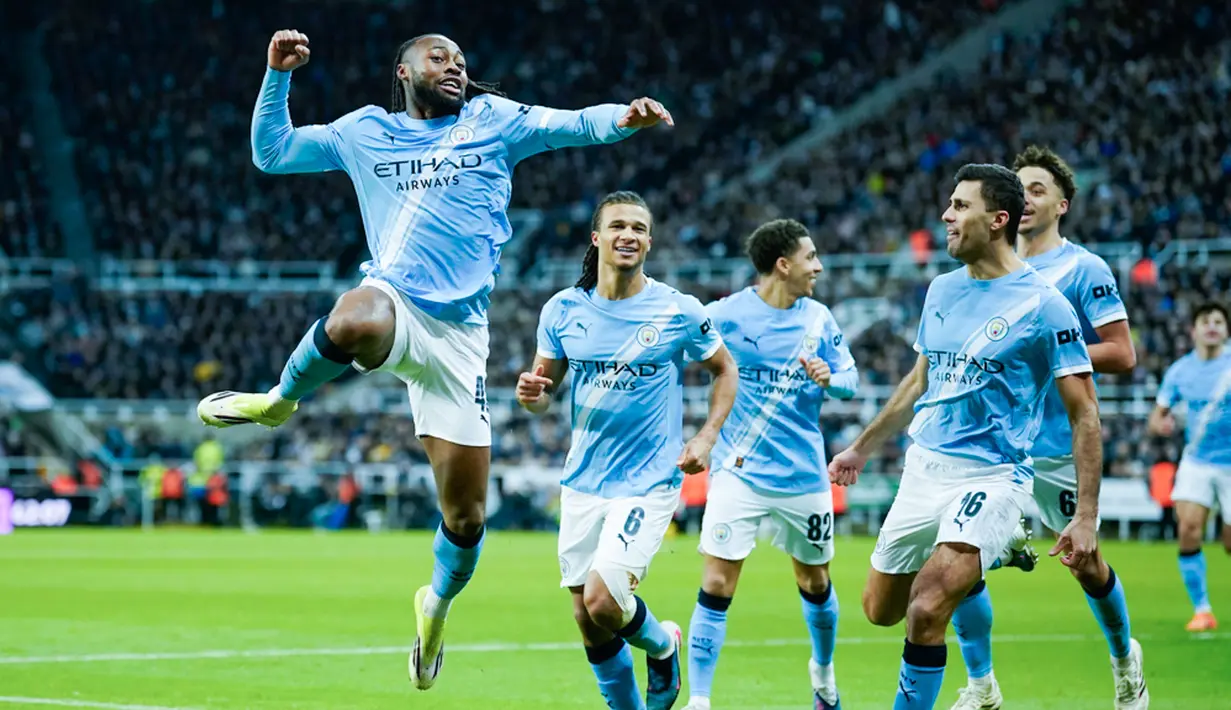 Pemain Manchester City, Antoine Semenyo, melakukan selebrasi setelah mencetak gol ke gawang Newcastle United pada laga leg pertama semifinal Carabao Cup di Stadion St James Park pada Rabu (14/1/2026) dini hari. (AP Photo/Dave Thompson)