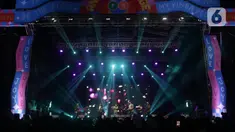 Penyanyi Ardhito Pramono saat tampil di hari pertama gelaran We The Fest 2022 di GBK Sports Complex Jakarta, Jumat (23/9/2022). Pelantun lagu "Sudah" itu tampil di Another Stage, salah satu panggung We The Fest 2022. (Liputan6.com/Helmi Fithriansyah)