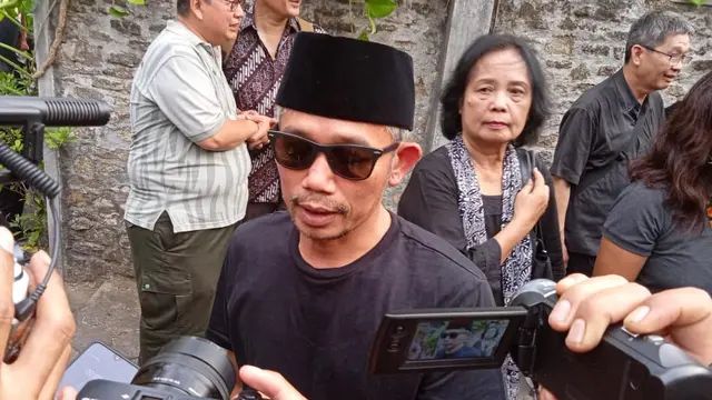 Musisi rap Marzuki Kill The DJ menghadiri pemakaman Djaduk Ferianto. (Foto: Wisnu Wardhana)