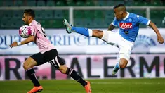 Pemain Palermo Giuseppe Pezzella (kiri) bereaksi saat berebut bola dengan pemain Napoli, Allan, dalam lanjutan Serie A Italia di Stadion Renzo Barbera, Palermo, Minggu (13/3/2016). (Reuters/Tony Gentile)