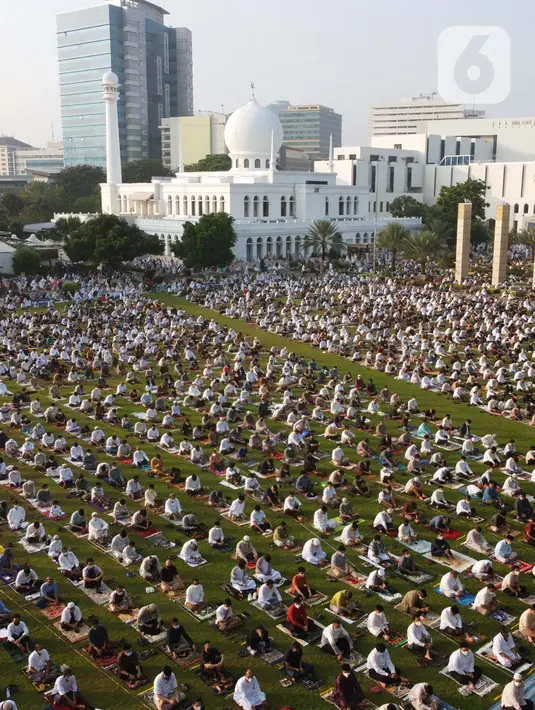 Foto udara memperlihatkan suasana jelang shalat Idul Fitri 1442 H di Lapangan Masjid Agung Al Azhar, Jakarta, Kamis (13/5/2021). Ribuan umat muslim melaksanakan shalat Idul Fitri 1442 H di Lapangan Masjid Agung Al Azhar dengan menerapkan protokol kesehatan ketat. (Liputan6..com/Helmi Fithriansyah)