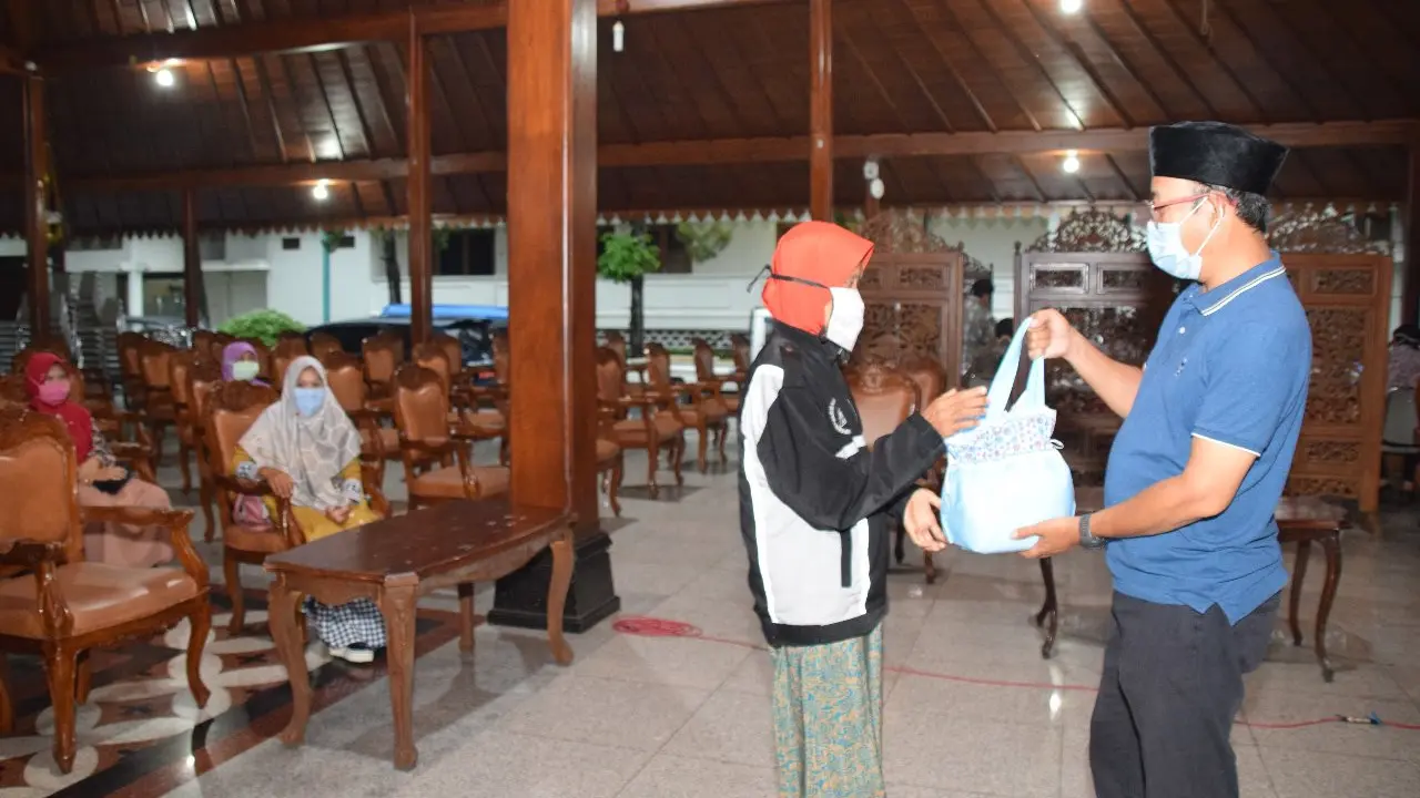 Warga Banyumas rame-rame kembalikan bansos. (Foto: Liputan6.com/Humas Pemkab Banyumas)