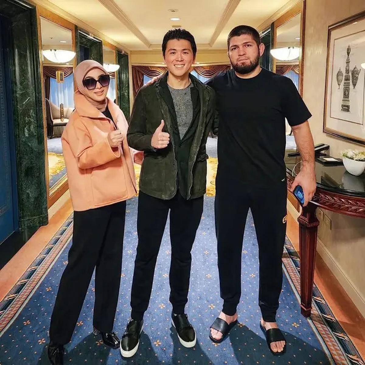 6 Inspirasi Model Jas Ala Reino Barack, Tampil Modis untuk Berbagai Acara