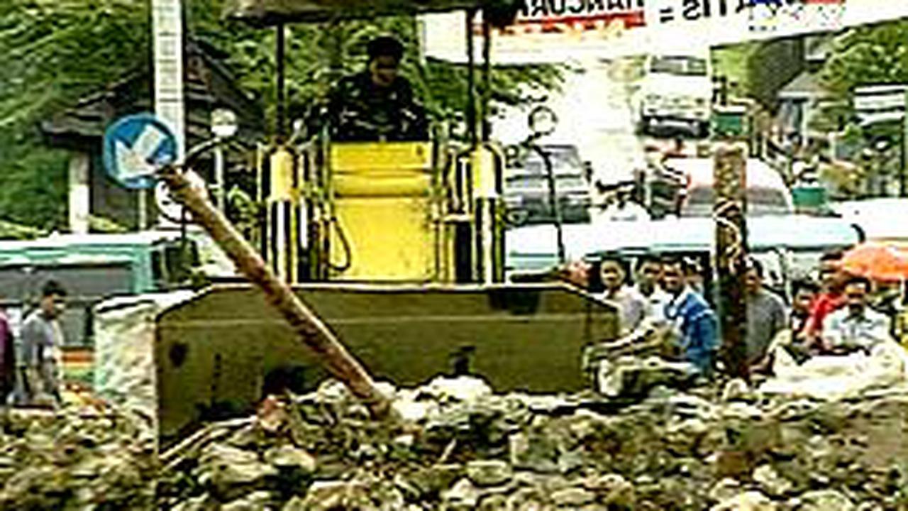 Barikade Beton di Merdika-Batu Merah Ambon Dibongkar