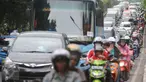 Sejumlah kendaraan yang mengarah ke pintu masuk ragunan tersendat, Jakarta, Minggu (25/12). Hal tersebut diakibatkan oleh banyaknya antrean kendaraan ke arah pintu masuk utama Ragunan. (Liputan6.com/Helmi Afandi)