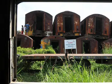 Ratusan gerbong KRL ekonomi bekas ditumpuk-tumpuk di kawasan Stasiun Purwakarta, Jawa Barat, Minggu (17/5/2015). Gerbong kereta yang ditumpuk tersebut merupakan gerbong kereta komuter yang sudah tidak terpakai lagi. (Liputan6.com/Herman Zakharia)