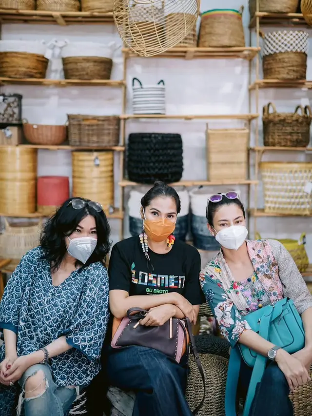 Foto: Momen Liburan Maudy Koesnaedi ke Jogja Bersama Sahabat, Dari Naik Jeep Hingga Tempat Oleh-Oleh