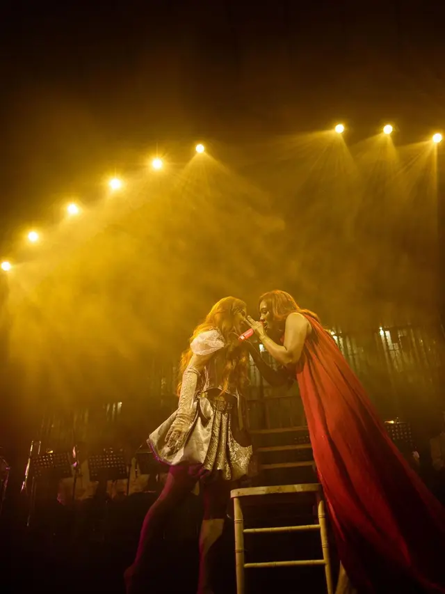 Nadin Amizah dan Marion Jola berduet di showcase album Untuk Dunia, Cinta, dan Kotornya