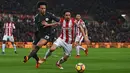 Pemain Manchester City,Leroy Sane (kiri) membayangi pemain Stoke City, Joe Allen (kanan) pada lanjutan Premier League di Bet 365 Stadium, Stoke, (13/3/2018). Manchester City menang 2-0. (AFP/Paul Ellis)