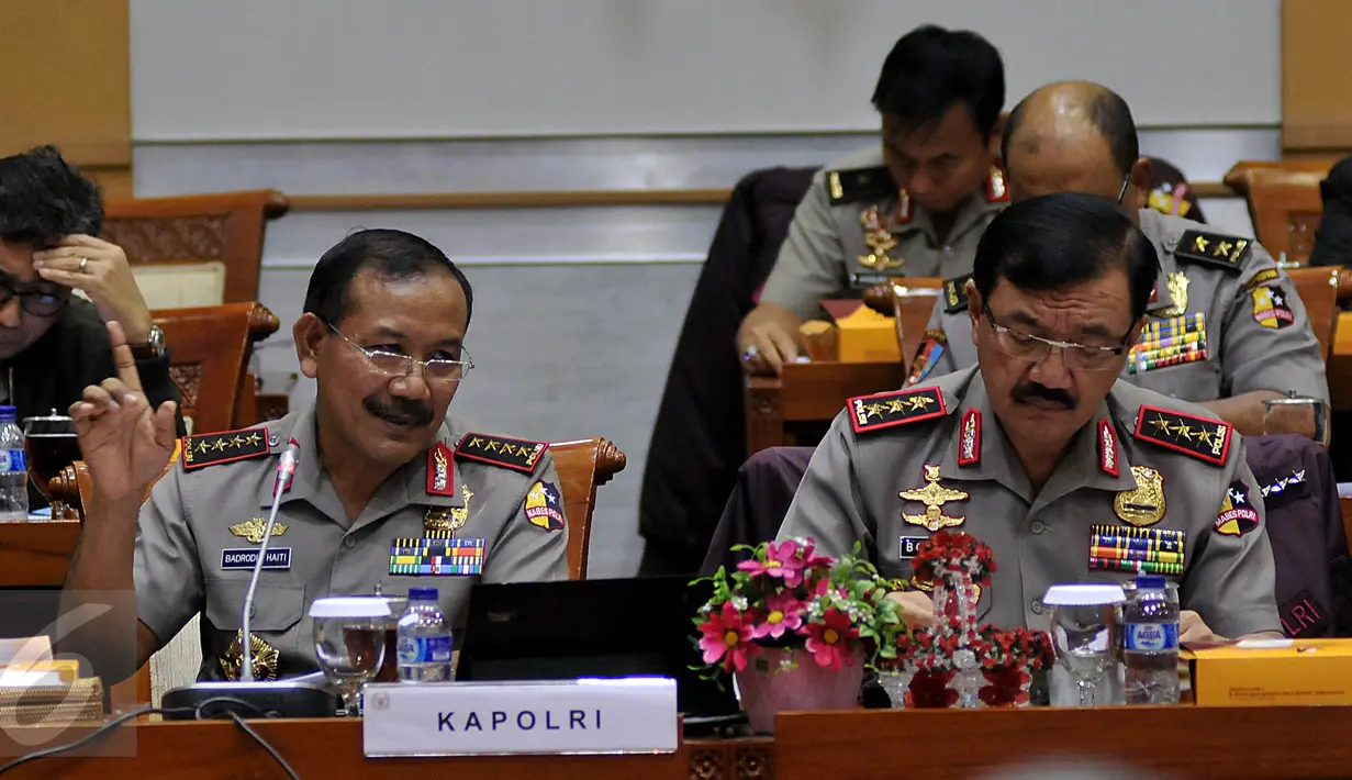 Kapolri Jenderal Badrodin Haiti (kiri) bersama Wakapolri Komjen Pol Budi Gunawan mengikuti Rapat Kerja dengan Komisi III DPR RI di Kompleks Parlemen, Jakarta, Senin (25/1). Rapat tersebut membahas evaluasi kinerja kepolisian. (Liputan6.com/Johan Tallo)