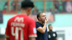 Pelatih Persija Jakarta, Thomas Jens Uwe Doll memberikan instruksi saat pertandingan lanjutan pekan ke-25 BRI Liga 1 2022/2023 melawan Bhayangkara FC yang berlangsung di Stadion Wibawa Mukti, Cikarang, Jawa Barat, Kamis (16/2/2023). (Bola.com/Ikhwan Yanuar)