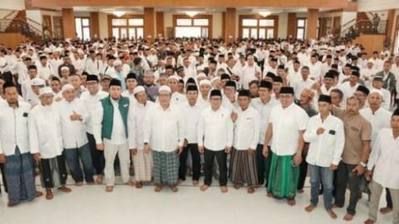 "Dari seribu orang kiai kampung yang kita undang, yang hadir melebihi undangan. Karena itu, kita optimistis akan menang," ujar Ustaz Muhlis.<br>