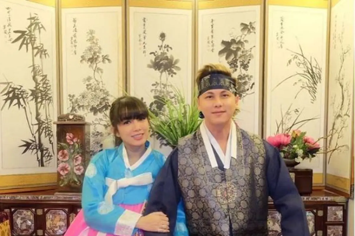Andhika Bersama Istrinya, Ussy Sulistiawaty