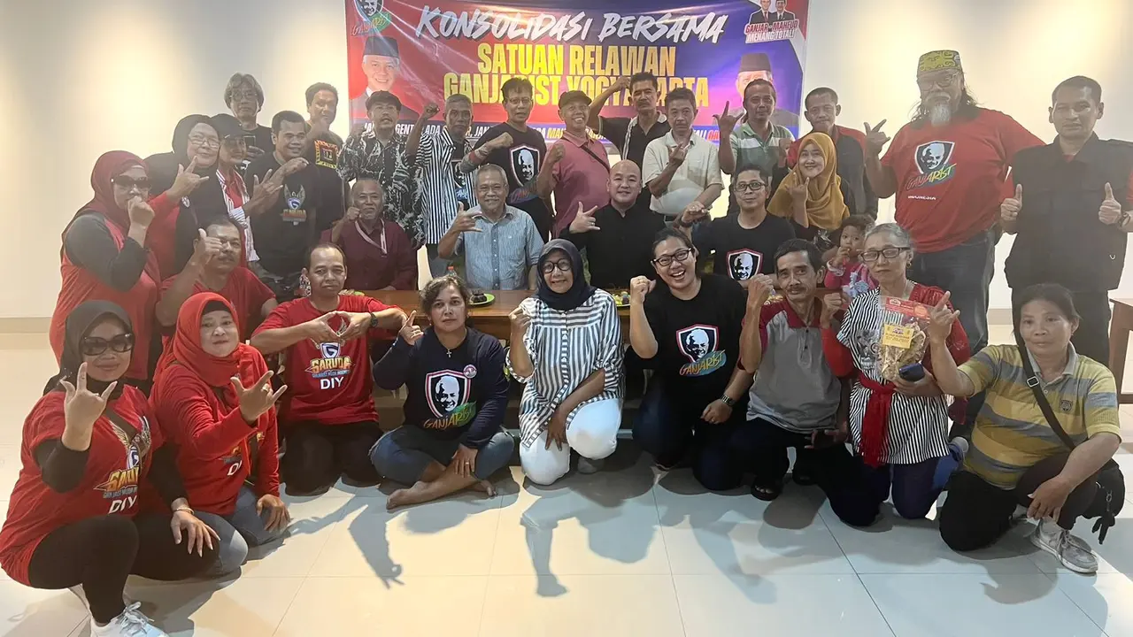 Relawan pasangan capres-cawapres Ganjar Pranowo dan Mahfud MD yang tergabung dalam Ganjarist menggelar konsolidasi di Yogyakarta, pada Minggu (12/11/2024).