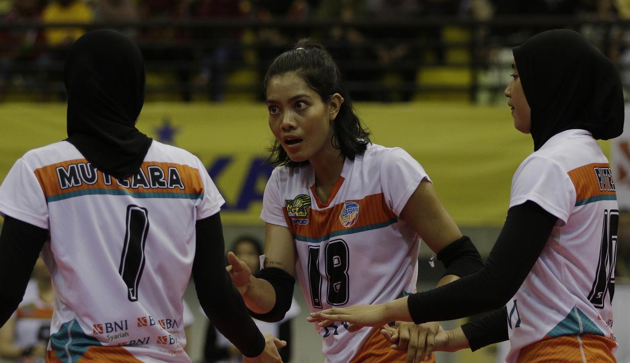 Pevoli Jakarta BNI 46, Kajcharaporn, berdiskusi dengan rekannya saat melawan Bandung Bank BJB pada perebutan tempat ketiga Proliga 2019 di GOR Among Rogo, Yogyakarta, Sabtu (23/2). BNI 46 menang 3-1 atas BJB. (Bola.com/Yoppy Renato)