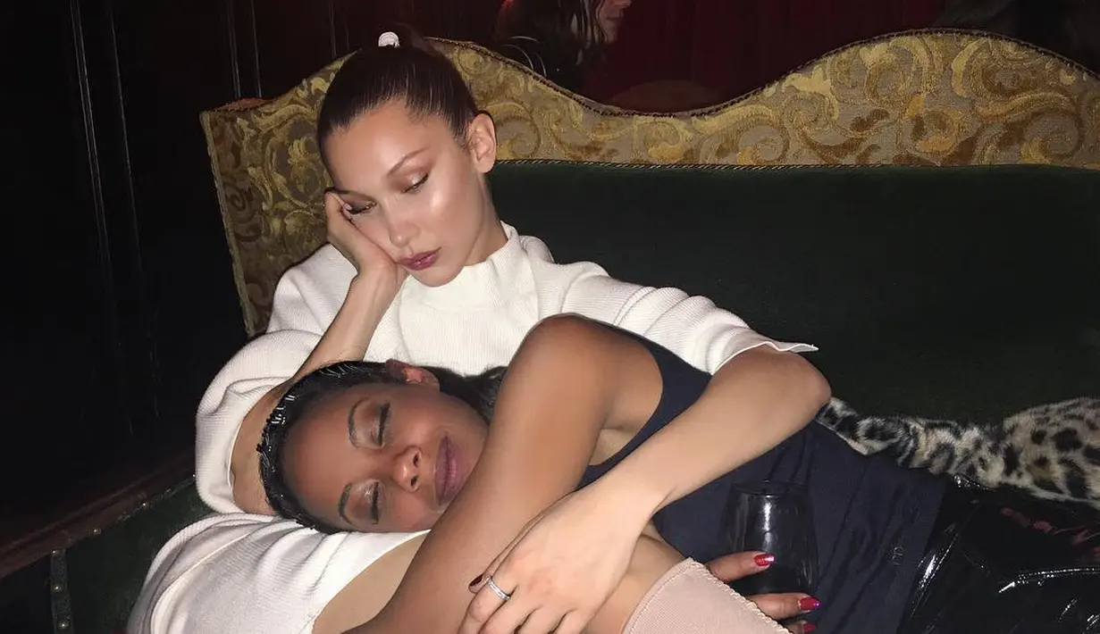 Ini pose Bella Hadid sedang bobo-bobo cantik. Capek banget ya? (instagram/bellahadid)