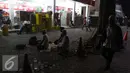 Sejumlah peserta Aksi Damai 4 November melaksanakan Salat Magrib berjamaah di depan mini market di Stasiun Gambir, Jakarta, Jumat (4/11). (Liputan6.com/Faizal Fanani)