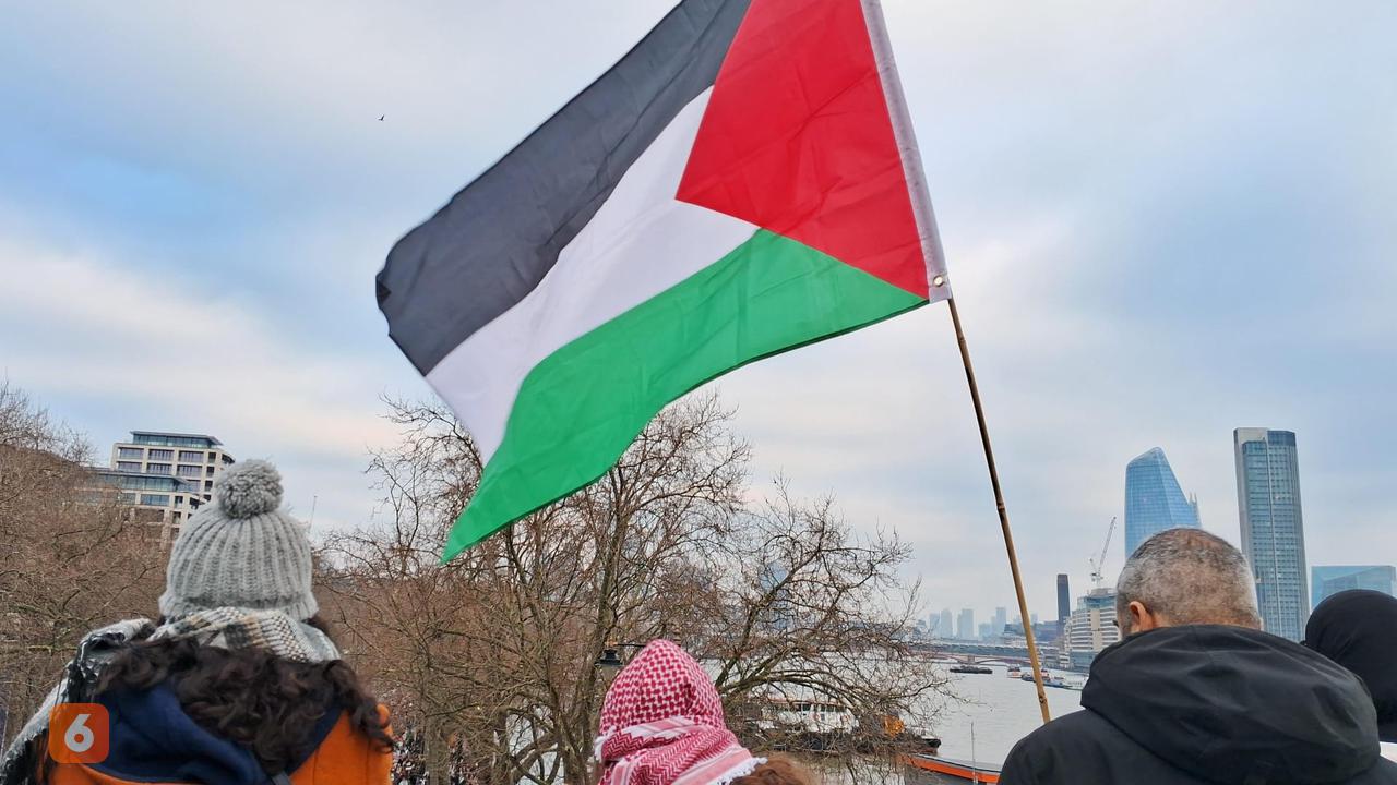 Bendera Palestina pada aksi bela Palestina di London, Sabtu (13/1/2024). Dok: Tommy K/Liputan6.com
