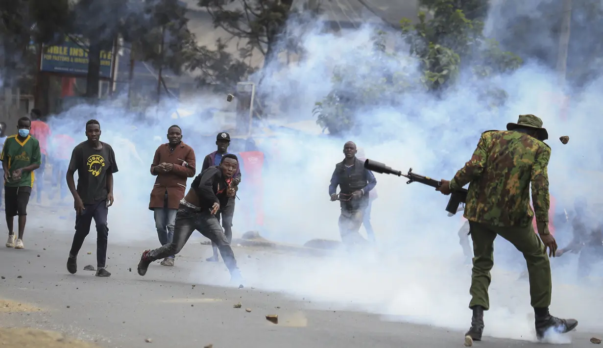 Enam orang yang tewas ditembak karena mengganggu bisnis, tanpa menjelaskan lebih lanjut. Polisi Kenya telah dikritik oleh pengawas hak asasi manusia atas tanggapan mereka yang terkadang mematikan terhadap protes semacam itu. (AP Photo)