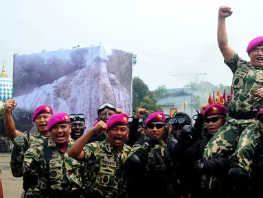 Kepala Staf Angkatan Laut (KSAL) Laksamana Ade Supandi diangkat sejumlah Marinir, Cilandak, Jakarta Selatan, Kamis (2/4/2015). Ade Supandi mendapat gelar Warga Kehormatan Korps Marinir. (Liputan6.com/Yoppy Renato)