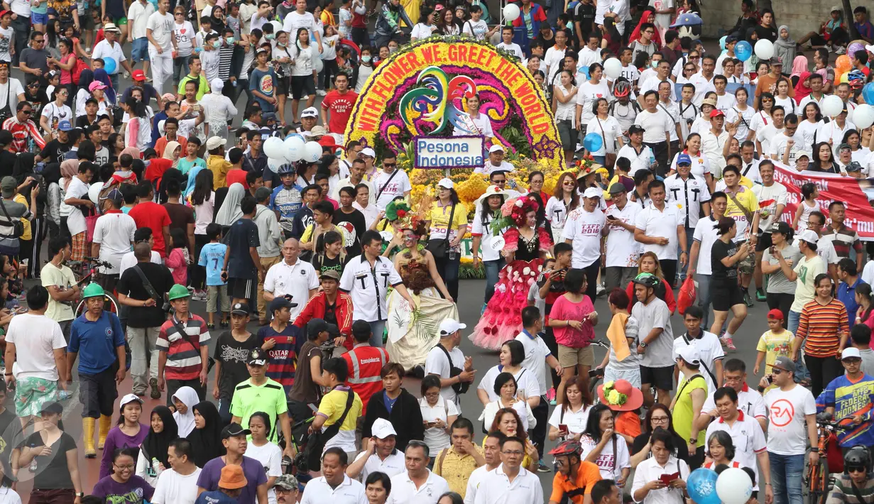 Peserta saat mengikuti pawai Tomohon International Flower Festival di  kawasan MH Thamrin, Jakarta, (29/5/2016). Pawai tersebut merupakan peluncuran promosi wisata dari event Tomohon International Flower Festifal (TIFF). (Liputan6.com/Herman Zakharia)