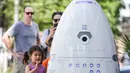 Dua orang anak berinteraksi dengan robot ROD2 di River Oaks District, Houston (18/8). Robot kemananan ini dirancang oleh Knightscope yang berbasis Silicon Valley. (Michael Ciaglo / Houston Chronicle via AP)