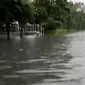 Akibat banjir di Jakarta, karyawan terpaksa menggunakan perahu karet untuk ke kantor.