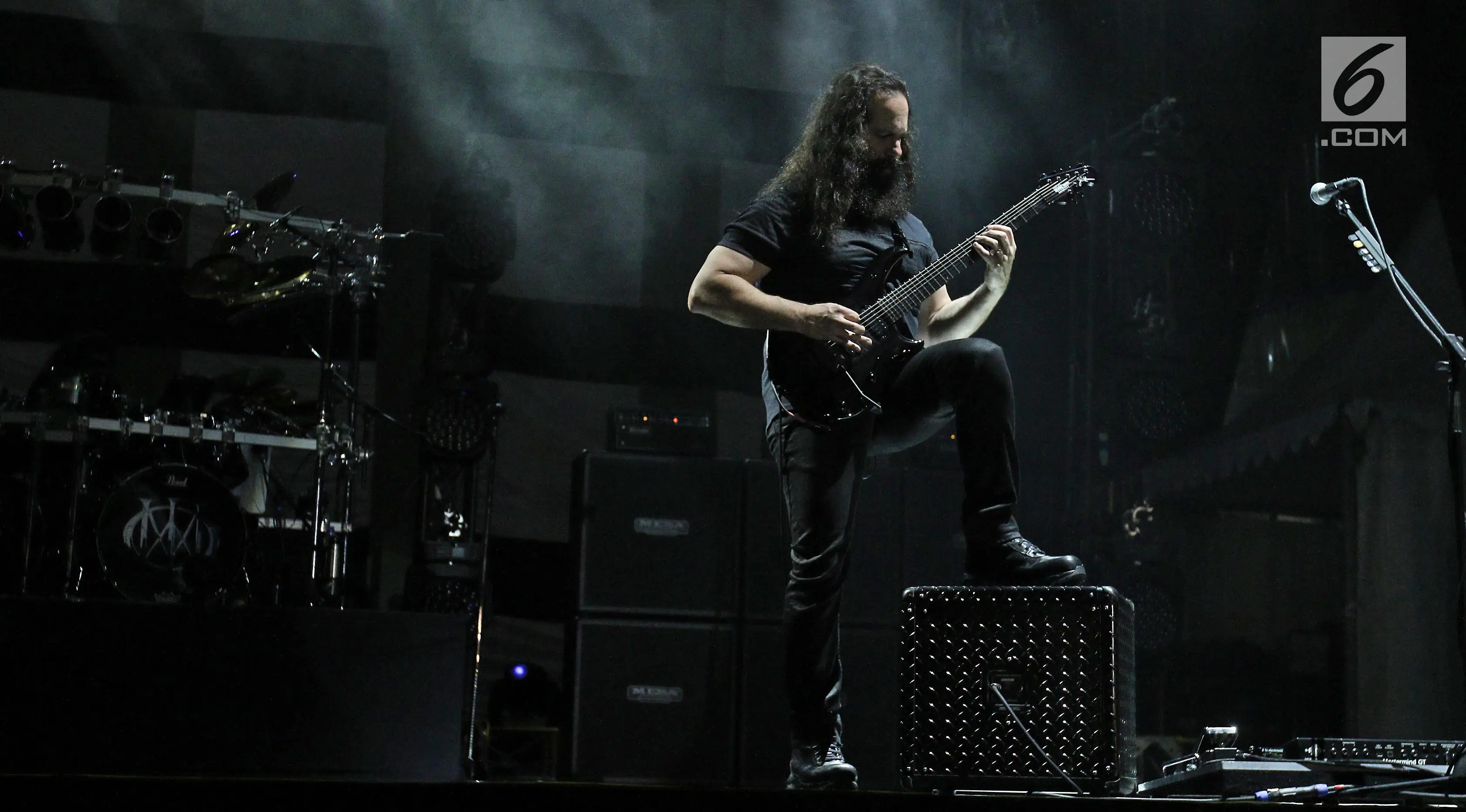 Gitaris Band beraliran metal progresif Dream Theater, John Petrucci menunjukkan aksinya dalam JogjaRockarta International Music Festival 2017 di Stadion Kridosono, Yogyakarta, Jumat (29/9). (Liputan6.com/Herman Zakharia)