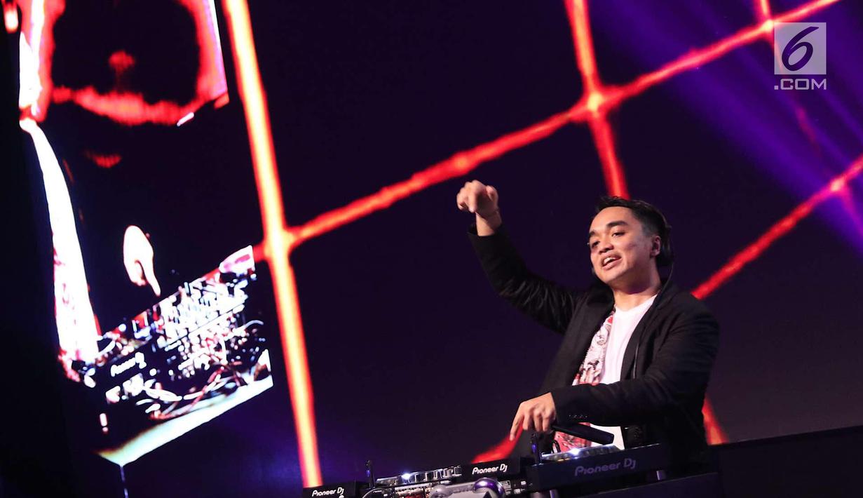 Penampilan Dipha Barus menutup panggung XYZ Day Creator Award 2018  di Senayan City, Jakarta, Rabu (25/4). Tak ingin mengecewakan, Dipha Barus membayar kesetiaan pengunjung XYZ Day 2018 dengan penampilan yang memukau. (Liputan6.com/Immanuel Antonius)