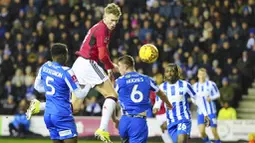 Pemain Manchester United, Scott McTominay, berusaha mencetak gol ke gawang Wigan Athletic dalam laga putaran ketiga FA Cup 2023/2024 di DW Stadium, Selasa (9/1/2024) dini hari WIB. Kemenangan ini membawa Manchester United melaju ke putaran keempat. (AP Photo/Jon Super)