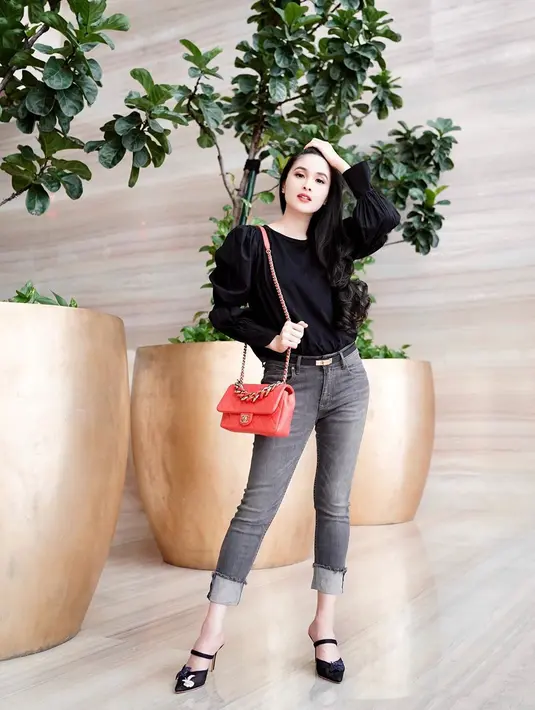 "Aku bilang, 'anak kamu tuh cuma main 2 jam di lokasi dan menghasilkan uang'. Mereka setahun sekali lho, cuma 2 jam doang jadi ya daripada mereka hanya ikut aku syuting ya ikut itu nggak apa-apa. Karena mereka punya kesempatan main sambil kerja," tambahnya. (Instagram/sandradewi88)