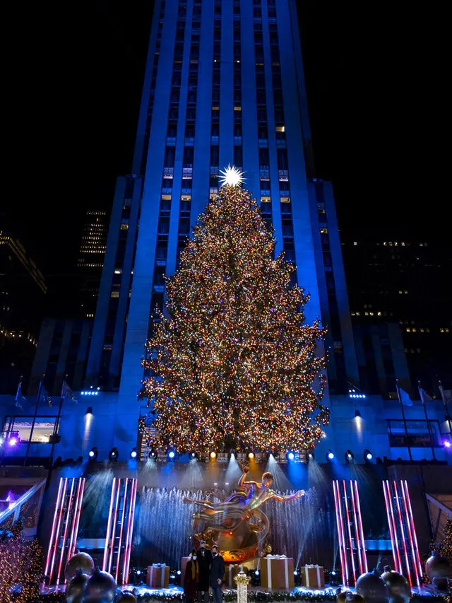 FOTO: 50 Ribu Lampu Hiasi Pohon Natal Rockefeller Center Setinggi 75 Kaki