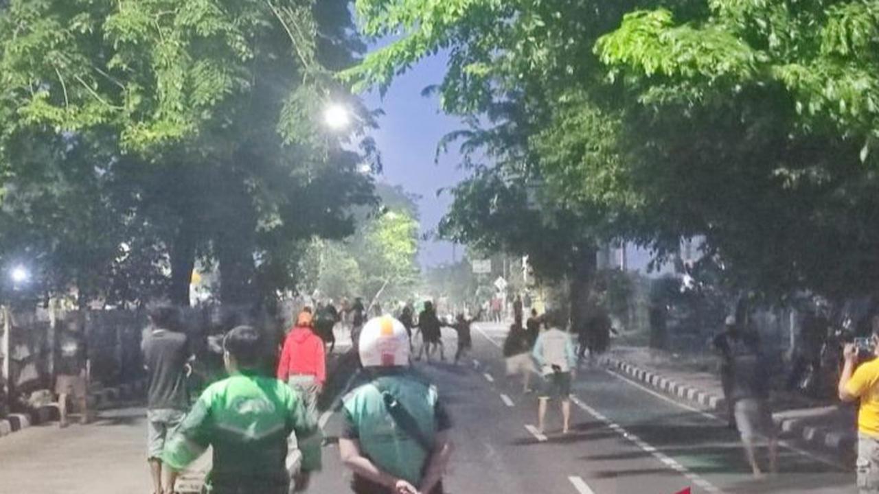 Situasi Mencekam Tawuran di Jaktim Warga Bersenjata Tajam dan Molotov, 1 Orang Meninggal