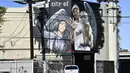 Lukisan mural bintang LA Lakers, Kobe Bryant bersama putrinya, Gianna karya seniman Artoon Art terpampang di jalanan Los Angeles, California, Selasa (26/1/2021). Lukisan dibuat untuk mengenang 1 tahun tragedi kecelakaan helikopter yang menewaskan keduanya. (Getty Images via AFP/Frazer Harrison)