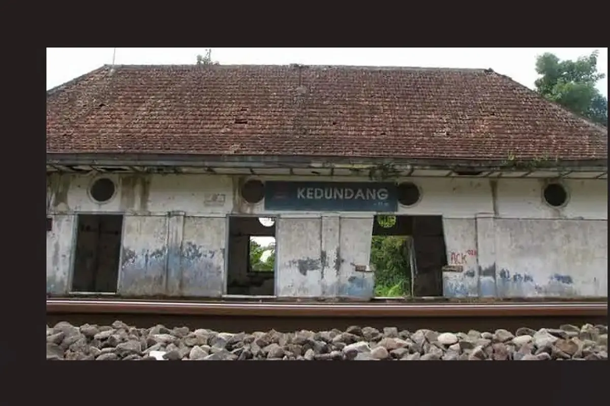 PT Kereta Api Indonesia (KAI) diduga telah membongkar bangunan Cagar Budaya Stasiun Kedundang, Kulon Progo, Yogyakarta tanpa izin pihak Kadipaten Pakualaman.