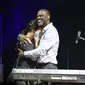 Penyanyi Raisa menutup mata sambil tersenyum dan disambut pelukan oleh penyanyi idolanya, Brian McKnight, seusai berkolaborasi dalam gelaran konser "The 90s Soul Ace" di kawasan Kasablanka, Jakarta, Kamis (8/12). (Liputan6.com/Herman Zakharia)