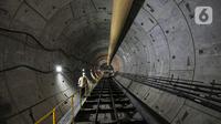 Terowongan bawah tanah yang akan menjadi akses MRT pada pembangunan proyek MRT Fase 2 di Monas, Jakarta, Selasa (20/9/2022). Jarak antarstasiun sekitar 0,6-1 kilometer dengan sistem persinyalan Kendali Kereta Berbasis Komunikasi (CBTC) dan sistem operasi otomatis tingkat 2. (Liputan6.com/Faizal Fanani)