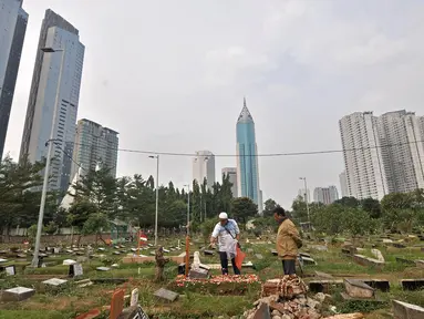 Warga berziarah di salah satu makam di TPU Karet Bivak, Jakarta, Kamis (12/7). Jakarta diprediksi mengalami krisis lahan makam 1,5 tahun lagi atau pada 2019 mendatang. (Merdeka.com/Iqbal Nugroho)