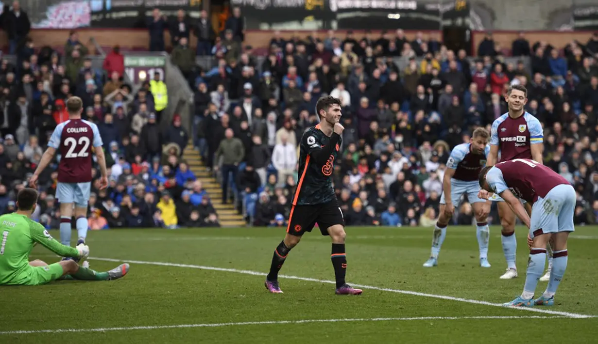 Pemain Chelsea Christian Pulisic merayakan setelah mencetak gol ke gawang Burnley pada pertandingan sepak bola Liga Inggris di Turf Moor, Burnley, Inggris, 5 Maret 2022. Chelsea menang 4-0. (Oli SCARFF/AFP)