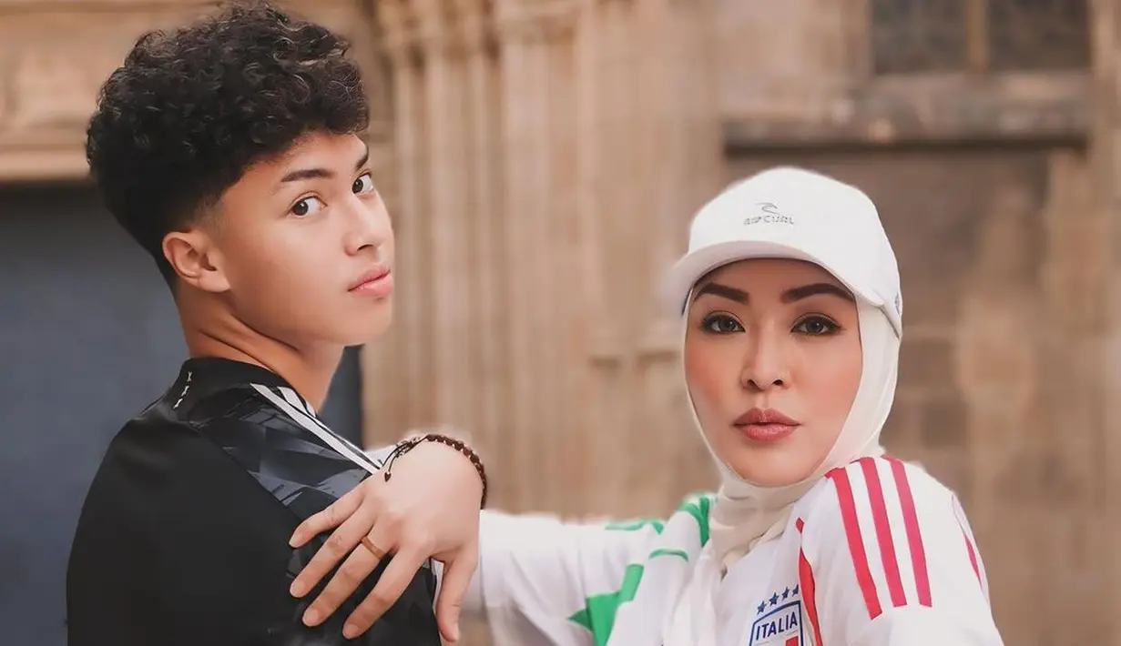 Selama di Barcelona, Keanu Massaid tampil kasual mengenakan jersey sebagai outfit liburan.  [@keanu_massaid].