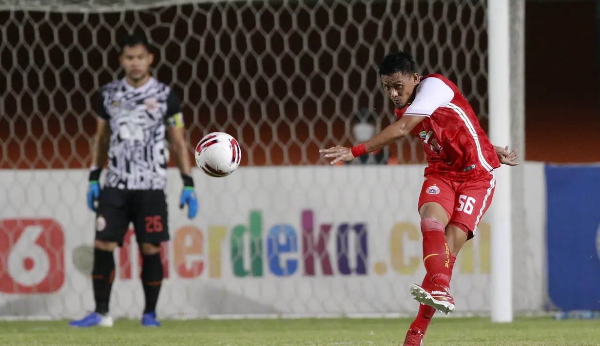 Maman Abdurrahman - Bek Persija Jakarta ini sebelumnya pernah memperkuat tim kebanggaan masyarakat Jawa Barat itu selama hampir enam musim yakni 2008-2013. Maman sempat menjadi benteng kokoh di jantung pertahanan Persib Bandung kala itu. (Bola.com/M Iqbal Ichsan)