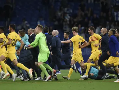 Para pemain Barcelona tergesa-gesa meninggalkan lapangan saat para suporter Espanyol menyerbu lapangan setelah laga pekan ke-34 Liga Spanyol 2022-2023 di Stadion RCDE, Senin (15/5/2023) dini hari WIB. (Photo by Josep LAGO / AFP)