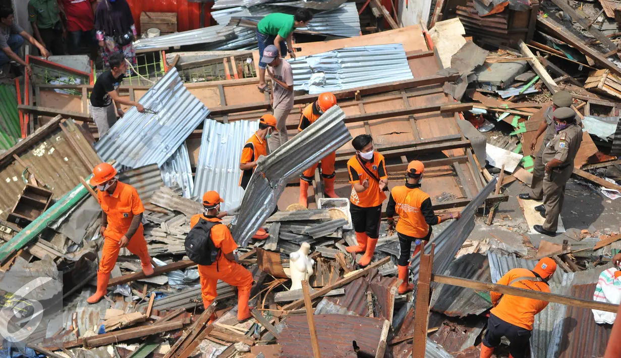 Petugas merapihkan barang barang milik pedagang Pasar Karang Anyar, Jakarta Pusat, Rabu (16/9/2015). Pemprov DKI menyiapkan Pasar Rajawali sebagai tempat pengganti. Tapi, tawaran itu ditolak pedagang. (Liputan6.com/Gempur M Surya)