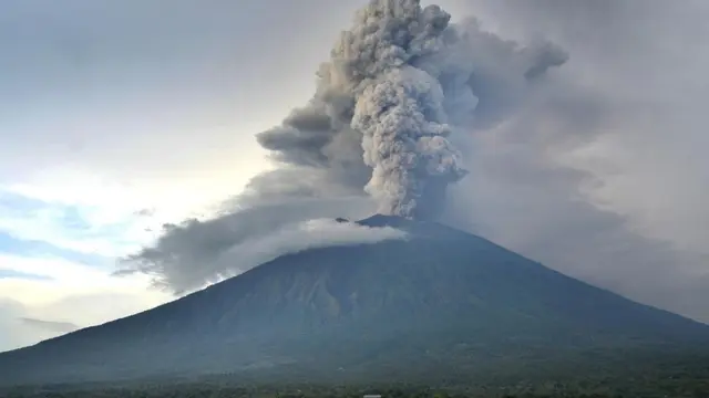 Gunung Agung Meletus