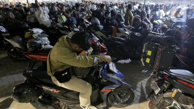 Pemudik Sepeda Motor Padati Pelabuhan Ciwandan